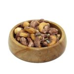 بادام هندی با پوست در ظرف