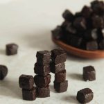 حبه آلو بر روی میز