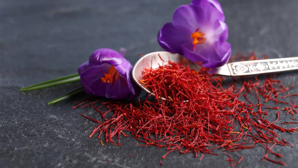 زعفران کنار قاشق