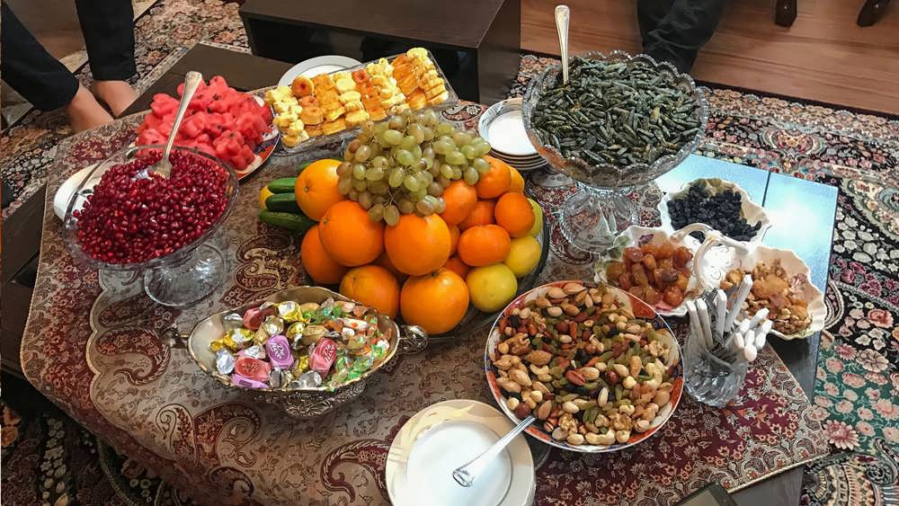 آجیل در سفرهٔ یلدا